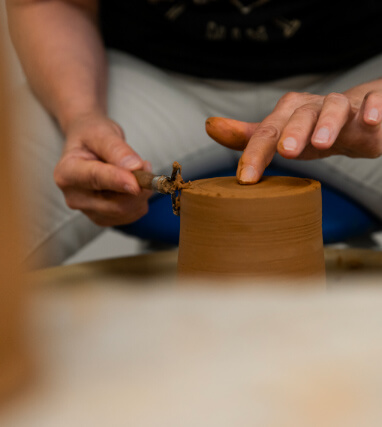 Une personne réalise une poterie