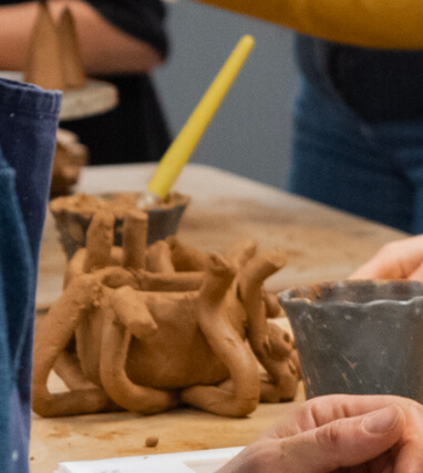 Réalisation de poteries lors d'un stage colombin