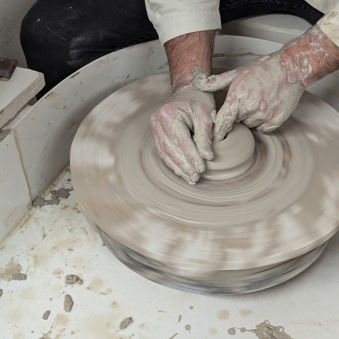 Cours de tournage à l'atelier de La Poterie de Sandra & Co à Corseul, près de Dinan