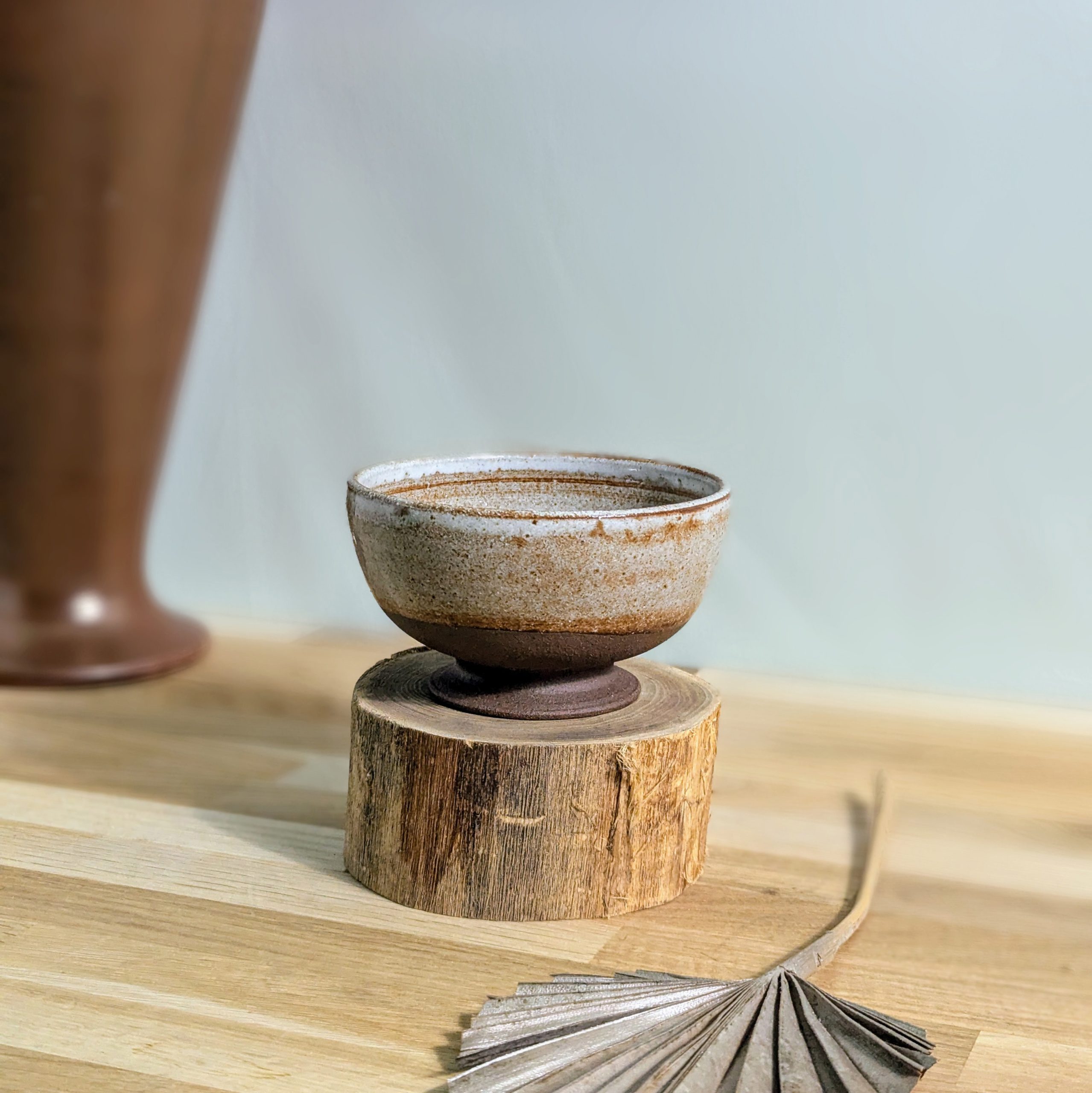 Bol sur pied en céramique pour un repas, un petit déjeuner à retrouver à La Poterie de Sandra and Co à Corseul, en Bretagne