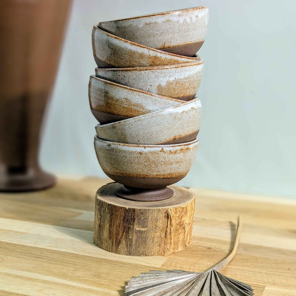Bol sur pied en céramique pour un repas, un petit déjeuner à retrouver à La Poterie de Sandra and Co à Corseul, en Bretagne