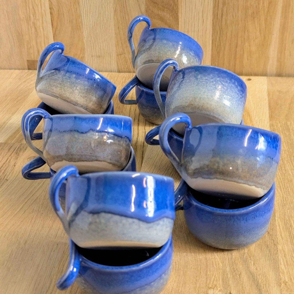 Nos créations sur-mesure art de la table avec les tasses mini - la poterie de sandra and co