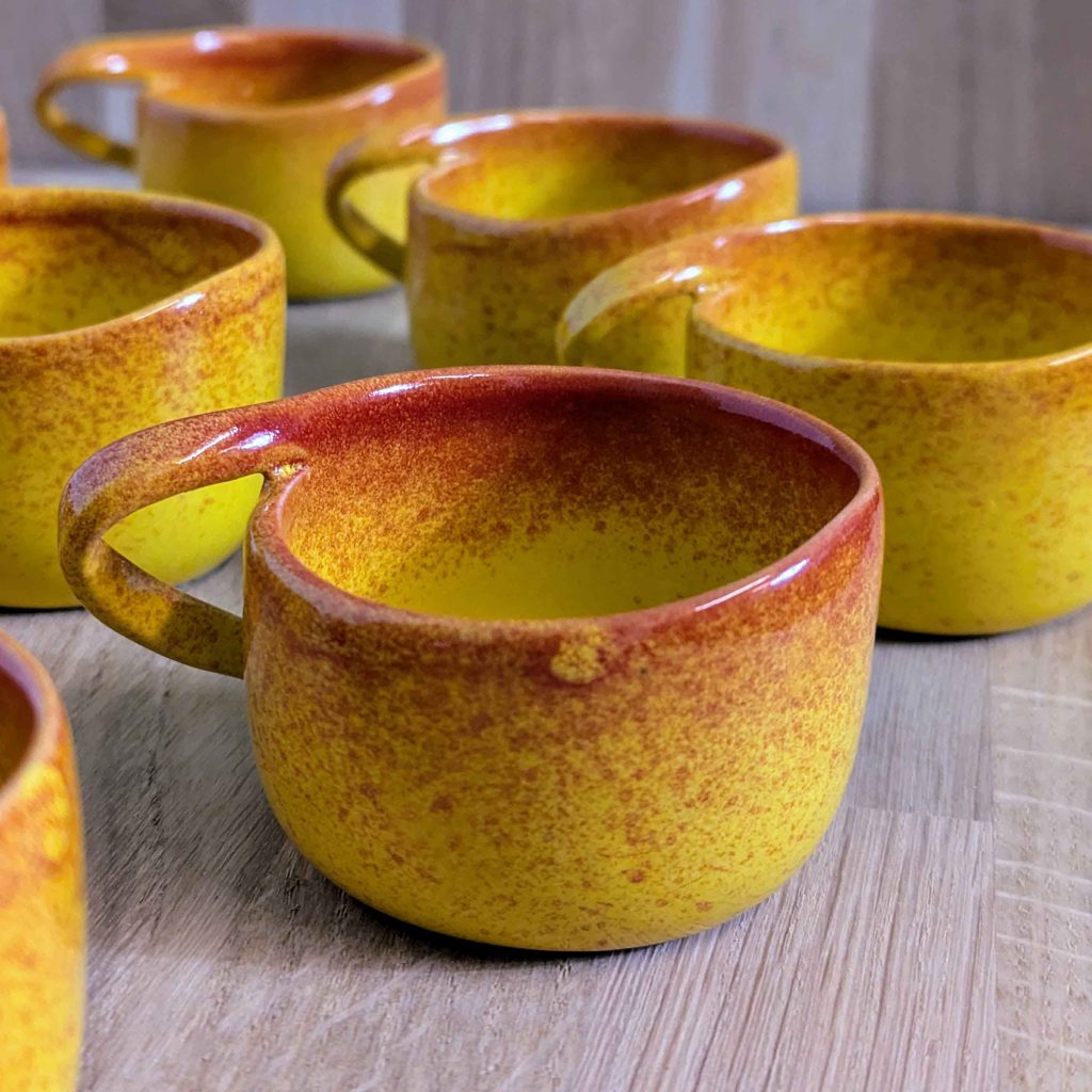 Nos créations sur-mesure art de la table avec les tasses mini - la poterie de sandra and co