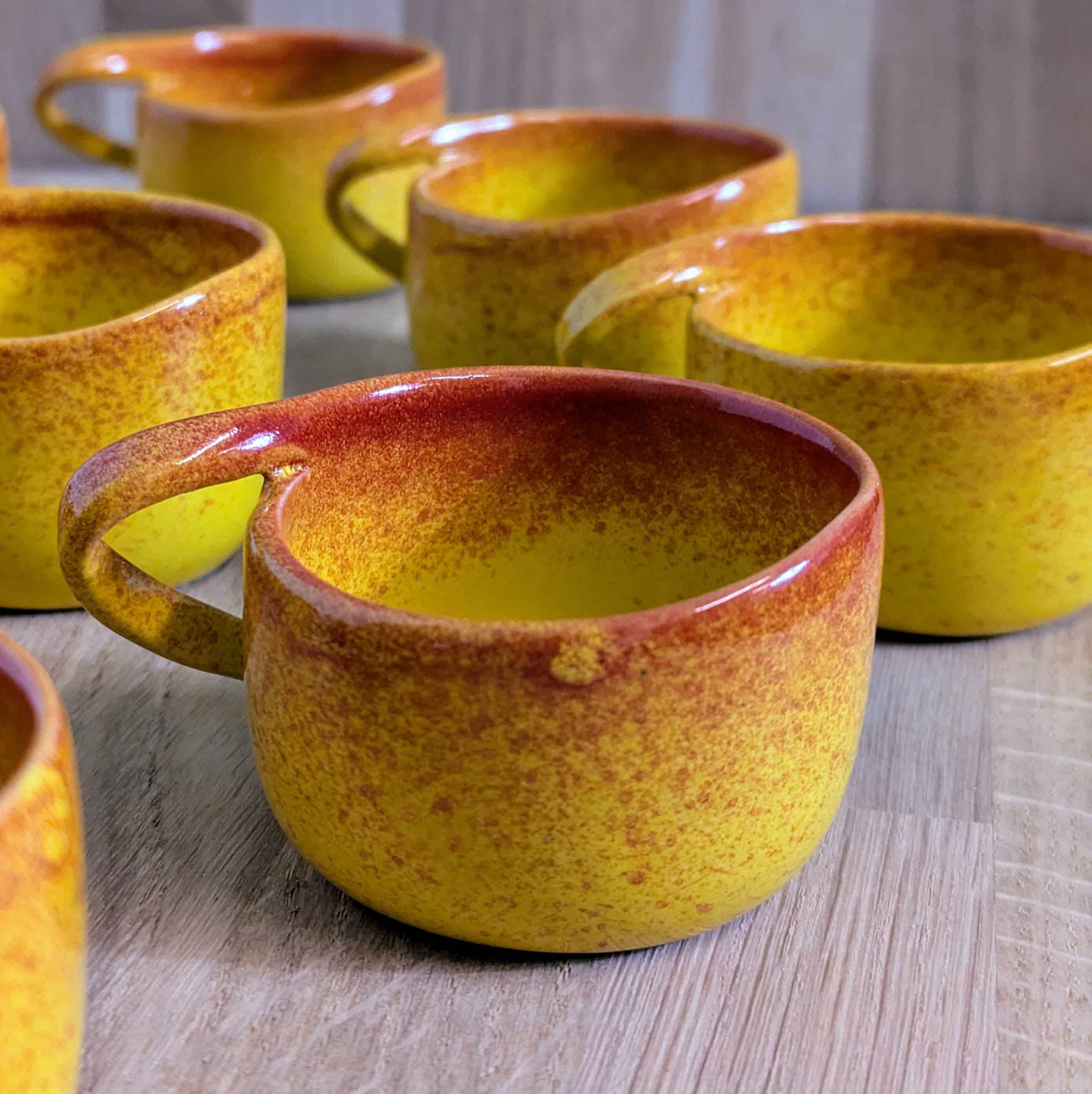 Nos créations sur-mesure art de la table avec les tasses mini - la poterie de sandra and co