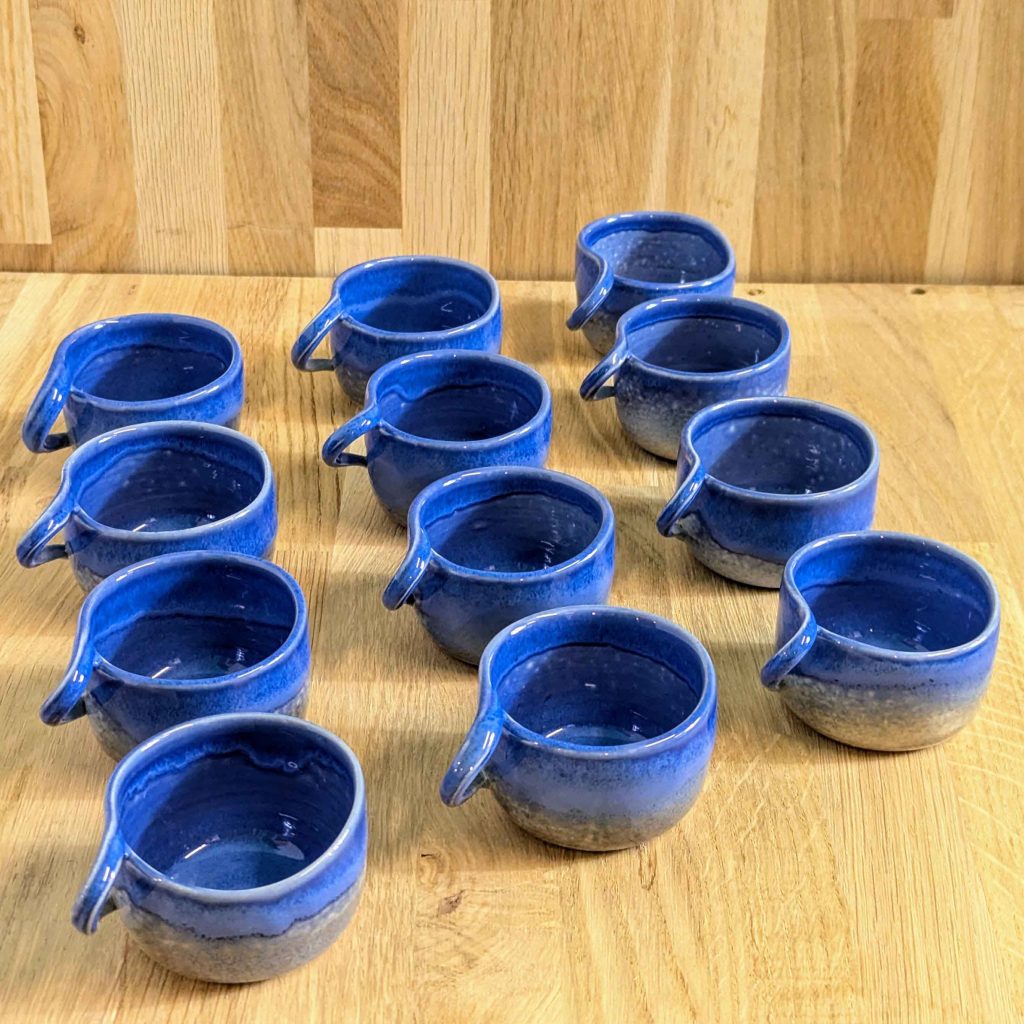 Nos créations sur-mesure art de la table avec les tasses mini - la poterie de sandra and co