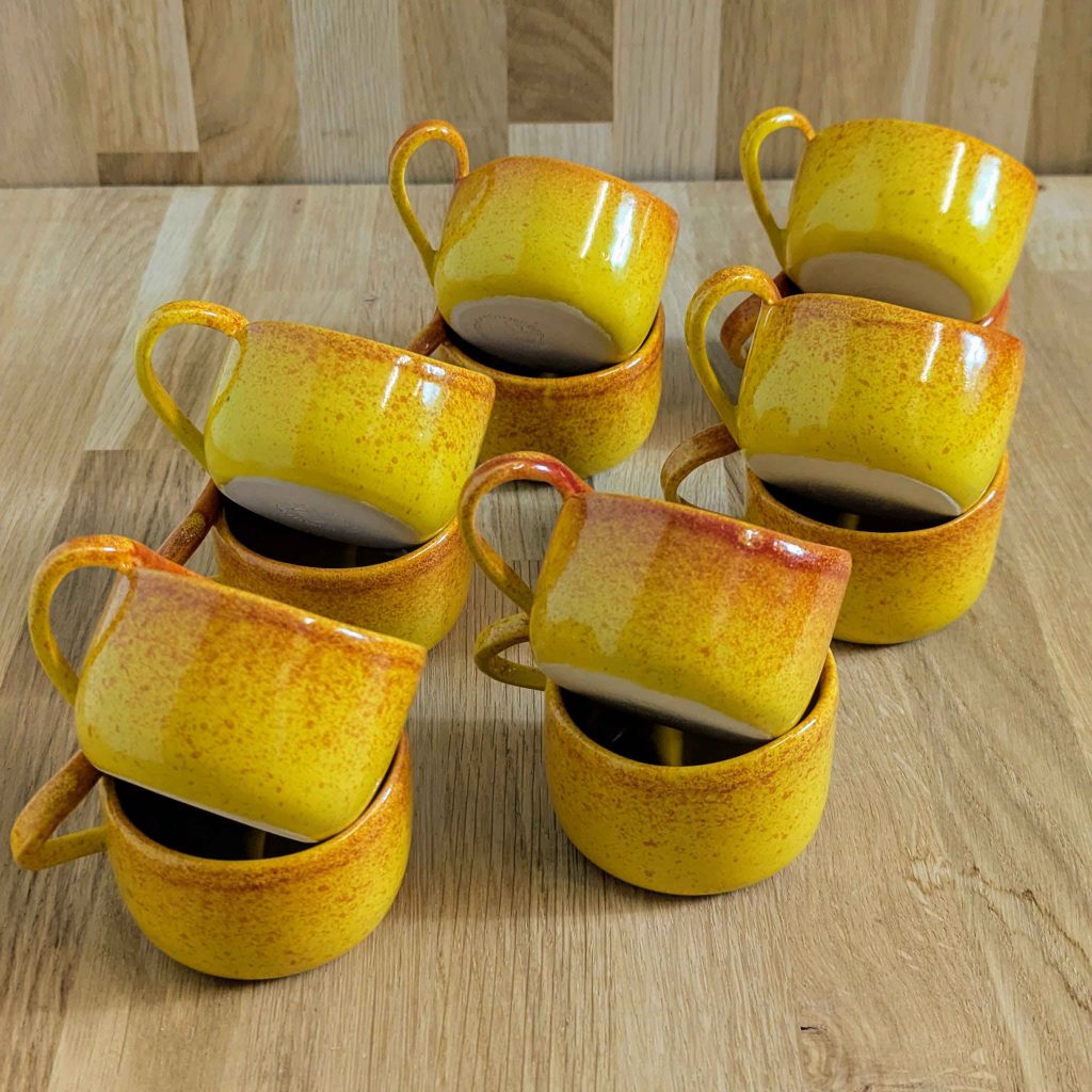Nos créations sur-mesure art de la table avec les tasses mini - la poterie de sandra and co
