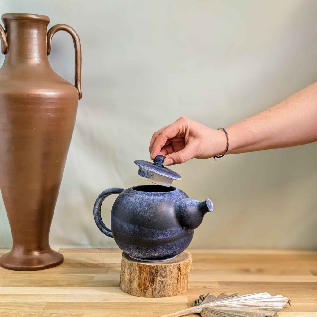 Théière à notre boutique et notre atelier La Poterie de Sandra and Co à Corseul, en Bretagne