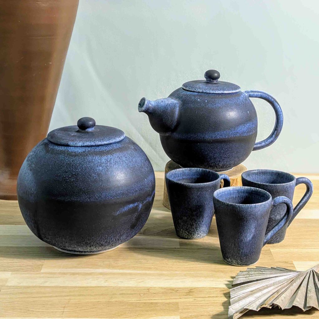 Théière à notre boutique et notre atelier La Poterie de Sandra and Co à Corseul, en Bretagne