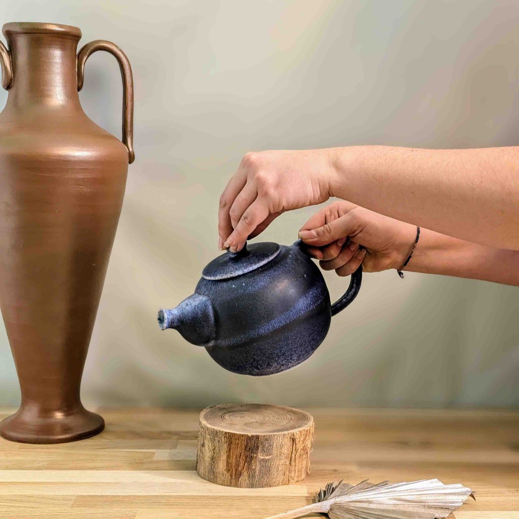 Théière à notre boutique et notre atelier La Poterie de Sandra and Co à Corseul, en Bretagne