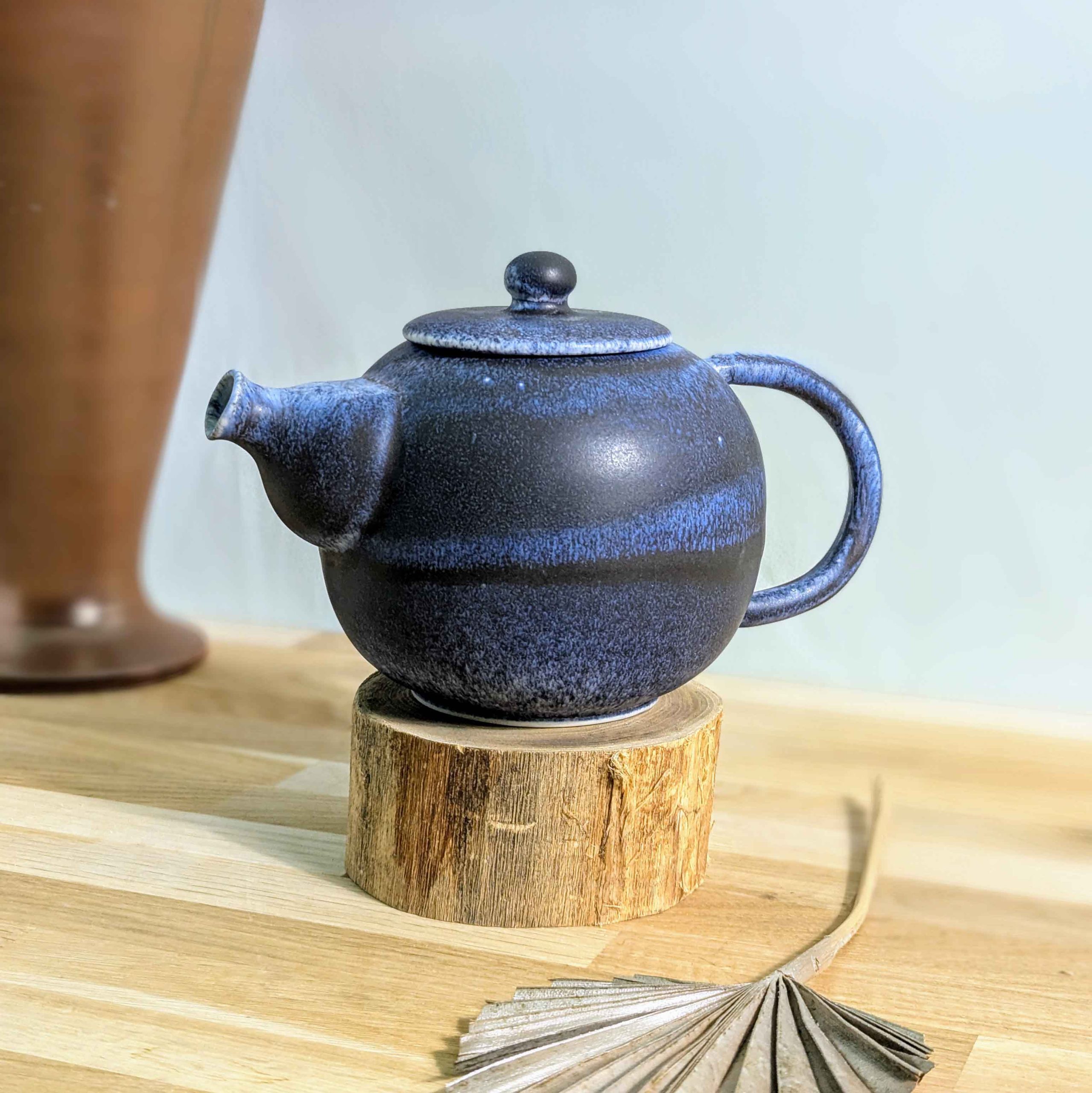 Théière à notre boutique et notre atelier La Poterie de Sandra and Co à Corseul, en Bretagne