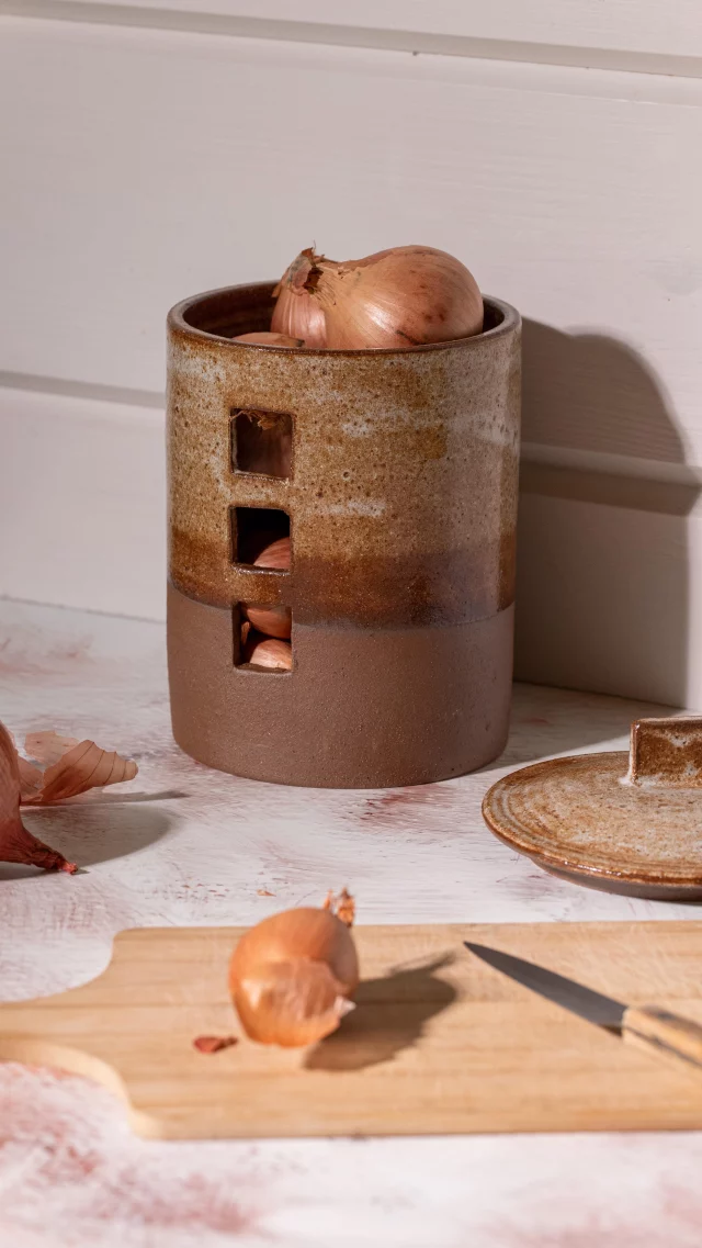 Le brut, c’est la simplicité… et toute la force de la matière.

Chaque pièce raconte son histoire, marquée par le geste de la main, par la cuisson, par l’empreinte du temps.
Intemporelle, élégante, authentique ✨

📍 À découvrir en boutique et sur l’e-shop
🛒 shop.lapoteriedesandra.fr
📸 @c_suzette_ 

#poterie #bru #ceramique #faitmain #terre  #artisanat#bretagne #lapoteriedesandra