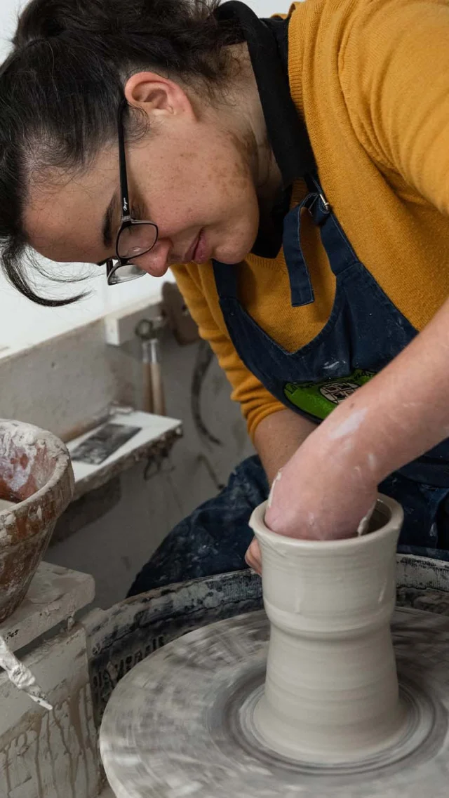 ✨ Lundi 29 septembre 2025 ✨
Aujourd’hui est un jour particulier… mon anniversaire 🎂
Mais plus encore, c’est l’occasion de partager avec vous un moment fort.
Depuis 39 ans, je vis, je respire, je rêve céramique.
Et depuis un mois, avec mon frère Corentin, on met toute notre énergie dans un projet un peu fou :
🌿 donner un nouveau souffle à la boutique,
🔥 sublimer encore plus cette passion qui nous anime.
🙏 Merci Corentin, pour ces 11 années de collaboration : des hauts, des bas, des défis… et une belle complicité.
🙏 Merci à ma famille, qui vit tout ça de près (parfois très près 😅) avec patience et amour. Je ne le dis pas assez souvent : je vous aime.
🫶 Merci à notre Mathilde, à Mathilde, à Amandine, et à toutes celles et ceux de l’ombre qui rendent cette aventure possible.
🙏Et bien sûr, merci à vous : nos clients, nos élèves, sans qui rien n’aurait de sens.
Ce mois de travaux, ce n’était pas qu’un chantier…
➡️ C’était un nouveau départ.
La boutique change, évolue, prend forme (même si tout n’est pas encore fini 😅).
Un nouveau chapitre s’ouvre, et j’espère que vous aurez autant de plaisir à nous suivre que nous en avons à le vivre.
✨ Merci d’être là, et rendez-vous très vite pour la suite !

#ceramique #poterie #faitmain #artisandefrance #artisanat #atelierceramique #ceramiquelove #passionceramique
#artdelatable #vaisselleartisanale #travauxboutique #nouveaudepart
#slowmade #savoirfairefrancais #authenticité
#merci #famille #partage #aventurehumaine