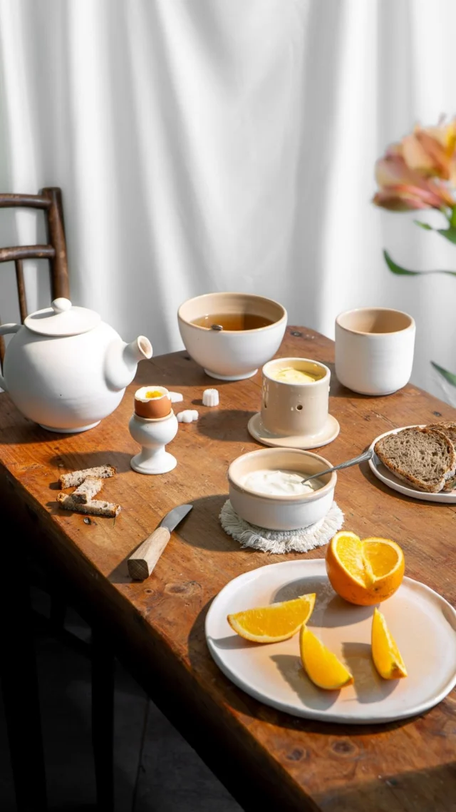 ✨ Et si vos petits-déjeuners retrouvaient enfin leur vraie saveur ?
Il y a quelques mois, autour de la table avec mon frère Corentin, une idée un peu folle nous est venue… 🤭

Une idée qui mêle artisanat, tradition et plaisir de partager.
Une idée qui pourrait bien changer vos matins. 🌞

👉 On vous montre un petit bout en vidéo… mais le meilleur reste à venir !
Alors dites-moi : à votre avis, c’est quoi cette idée ? 👀
(On a hâte de lire vos pronostics dans les commentaires 💬)

#petitdejgourmand #poterieartisanale #artdelatable #artisanatfrancais #creationceramique #momentspartages #petitdejeunerfrancais #tablegourmande #teasingevent #bretagne #beurre #terroir