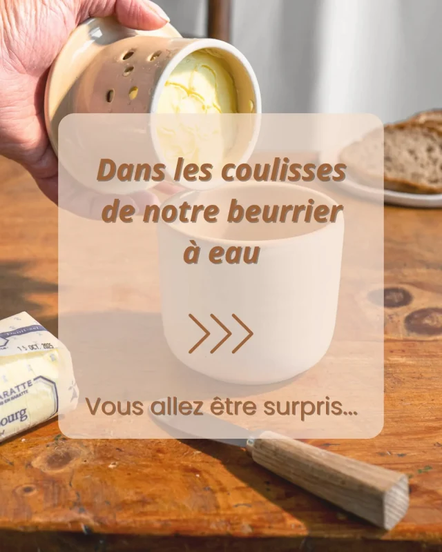 🧈 Et si je vous montrais tout ce qu’il se cache derrière un simple beurrier ?

Tout a commencé il y a 8 ans, quand une cliente est venue me demander de reproduire son beurrier cassé.
À l’époque, je ne connaissais même pas cet objet !
De fil en aiguille (et de tournage en cuisson), le beurrier à eau est devenu l’une de mes pièces emblématiques 💛

Mais derrière chaque création, il y a :
- des semaines de travail : recyclage, tournage, séchage, émaillage, cuisson…
- des essais, des ajustements, des tests
- et toutes les tâches du quotidien : boutique, ateliers, administratif, ménage, communication… et aussi, quelques cafés (beaucoup trop pour Corentin 😅)

Aujourd’hui, nos beurriers voyagent de la Bretagne jusqu’à l’étranger, et certains ont même été créés spécialement pour des partenaires comme @levieuxbourg22 🍽️

Et si je vous disais qu’une nouvelle collection arrive bientôt ?
👉 Restez connectés, on vous prépare quelque chose de très spécial 💫

Post créé par @c_suzette_

#poterieartisanale #faitmain #artdelatable #creationfrancaise #ceramiquefrancaise #artisanatlocal #beurrieraeau  #tablegourmande #bretagnecreatrice #lavieenpoterie #behindtheclay #histoiredobjet #teasingcollection