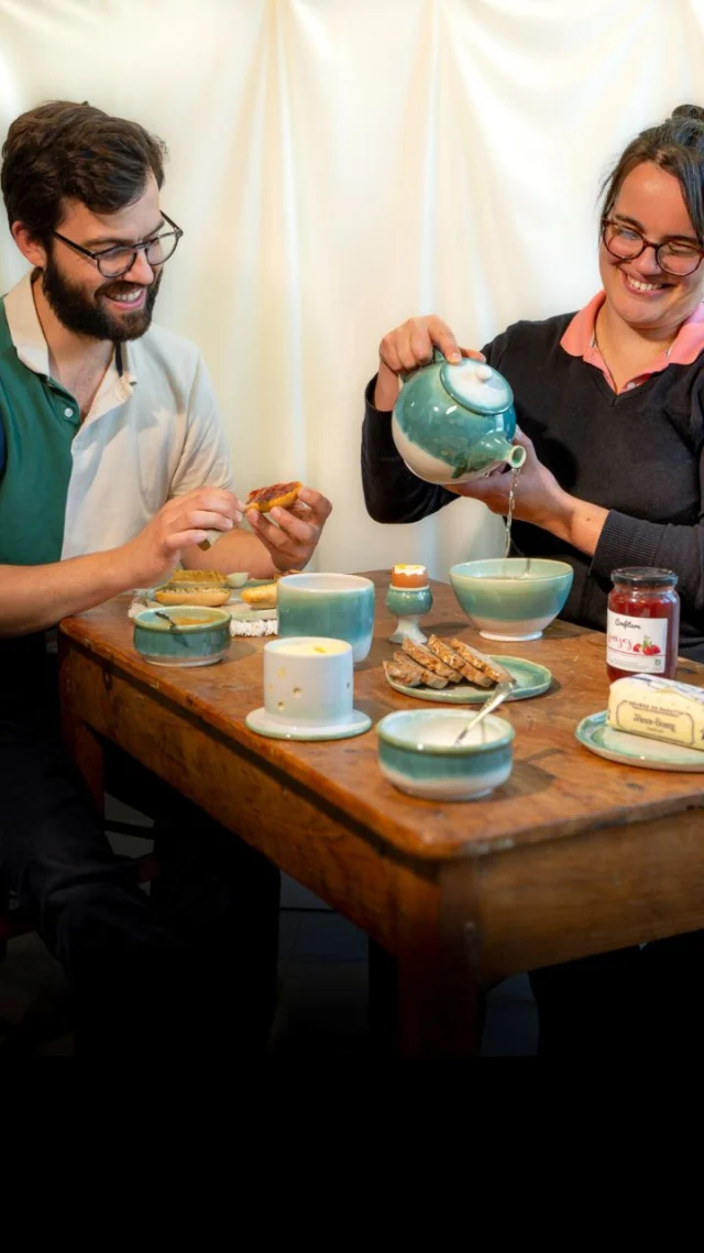 🥐 Team “speed” ou team “cool” le matin ?

Chez nous, les petits déj’… c’est tout un art 😅
Moi, je file entre deux bouchées, pendant que Corentin prend le temps de savourer, café chaud à la main ☕📖
Et c’est justement cette différence qui nous a inspiré une belle idée :
👉 vous inviter à prendre le temps avec nous, à la poterie.

Un moment gourmand, convivial et plein de belles pièces à découvrir — autour de notre collection “petit-déj”.
(Et peut-être même quelques surprises à venir 👀)

Alors, dites-moi…
✨ Vous êtes plutôt comme moi, à mille à l’heure le matin ?
ou comme Corentin, à savourer chaque instant ?

Vidéo + Photo : @c_suzette_

#lapoteriedesandra #momentgourmand #artdelatable #petitdejeuner #teamcool #teamspeed #ceramiqueartisanale #faitmainavecamour #evenementartisanat #vaisselleunique #slowmorning #poteriefrancaise
